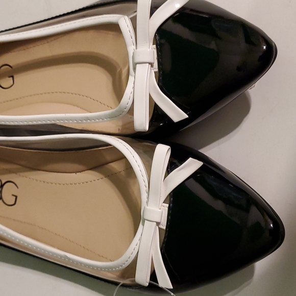 NEW BCBG Paris women's 6 black and white pointy toe flats with bow - Picture 6 of 7